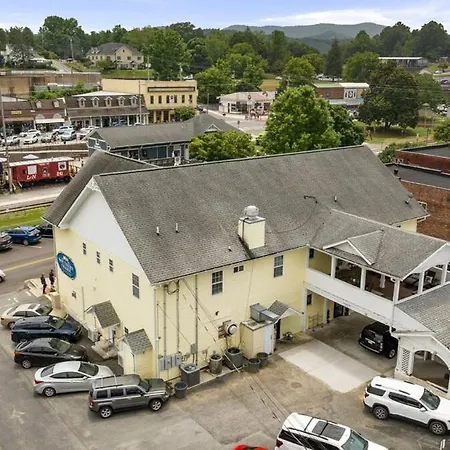New King Bed, Suite, Downtown Br, Southern Charm Caboose Blue Ridge Exterior photo