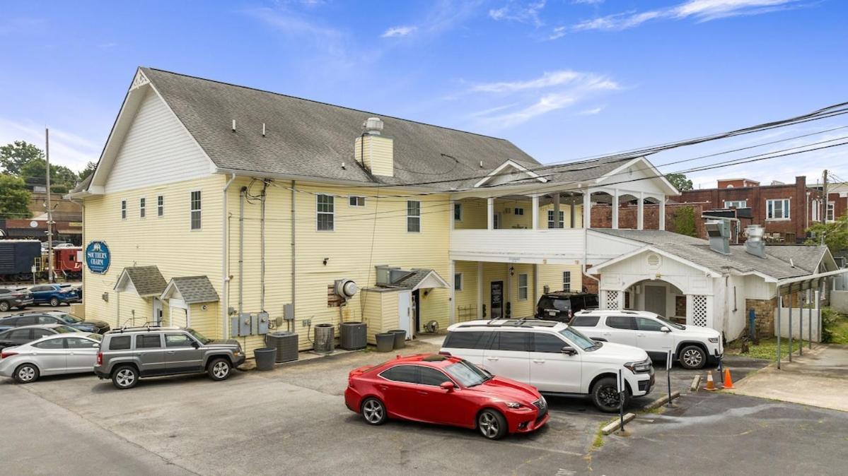 New King Bed, Suite, Downtown Br, Southern Charm Caboose Apartment *