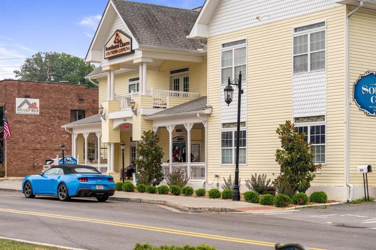 New King Bed, Suite, Downtown Br, Southern Charm Caboose Apartment Blue Ridge