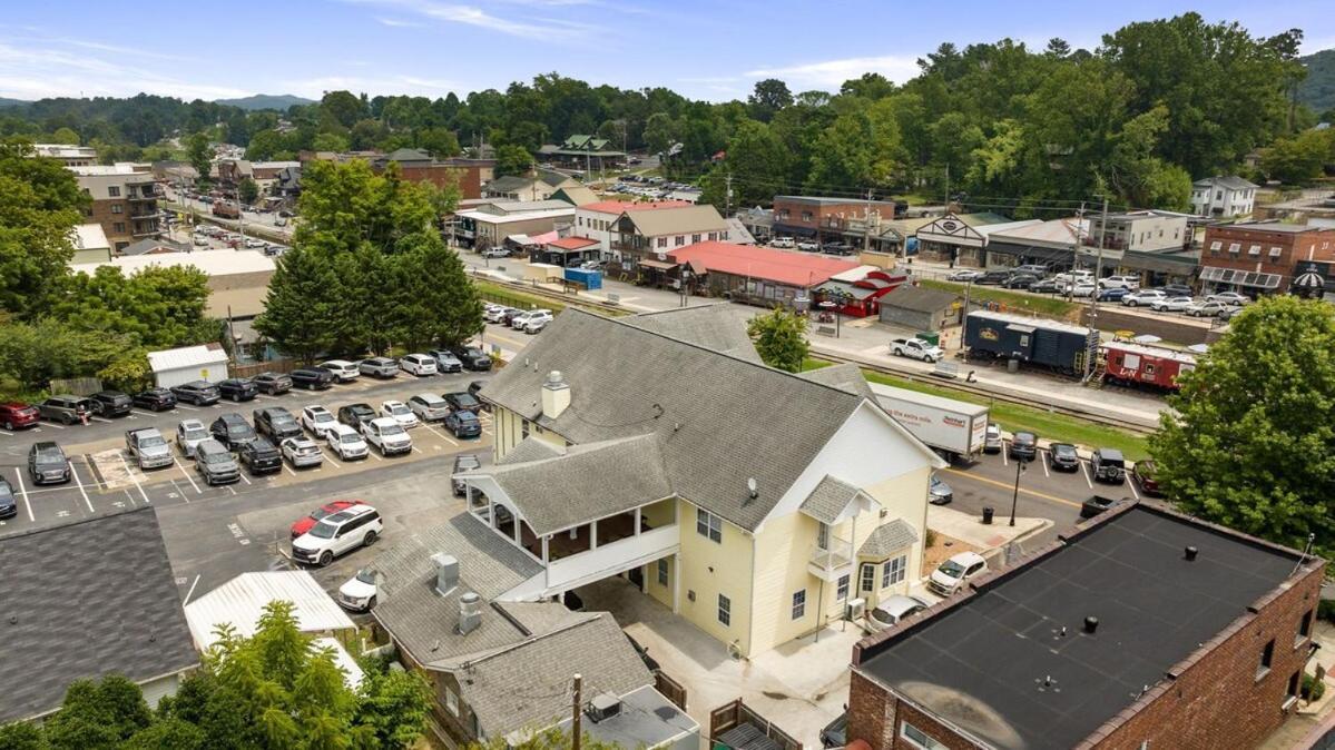 New King Bed, Suite, Downtown Br, Southern Charm Caboose * Blue Ridge
