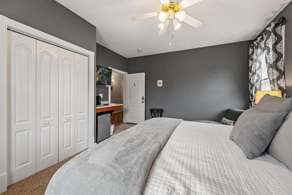 New King Bed, Suite, Downtown Br, Southern Charm Caboose