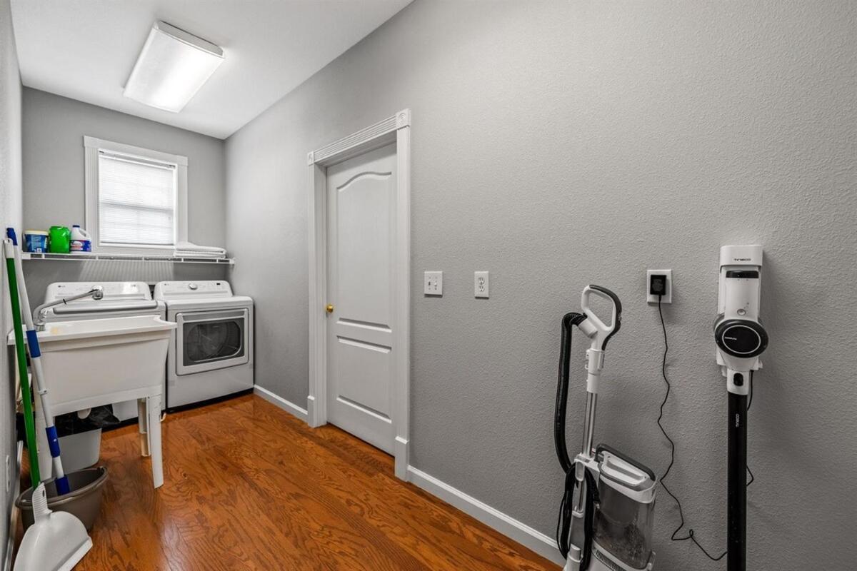 New King Bed, Suite, Downtown Br, Southern Charm Caboose Apartment *