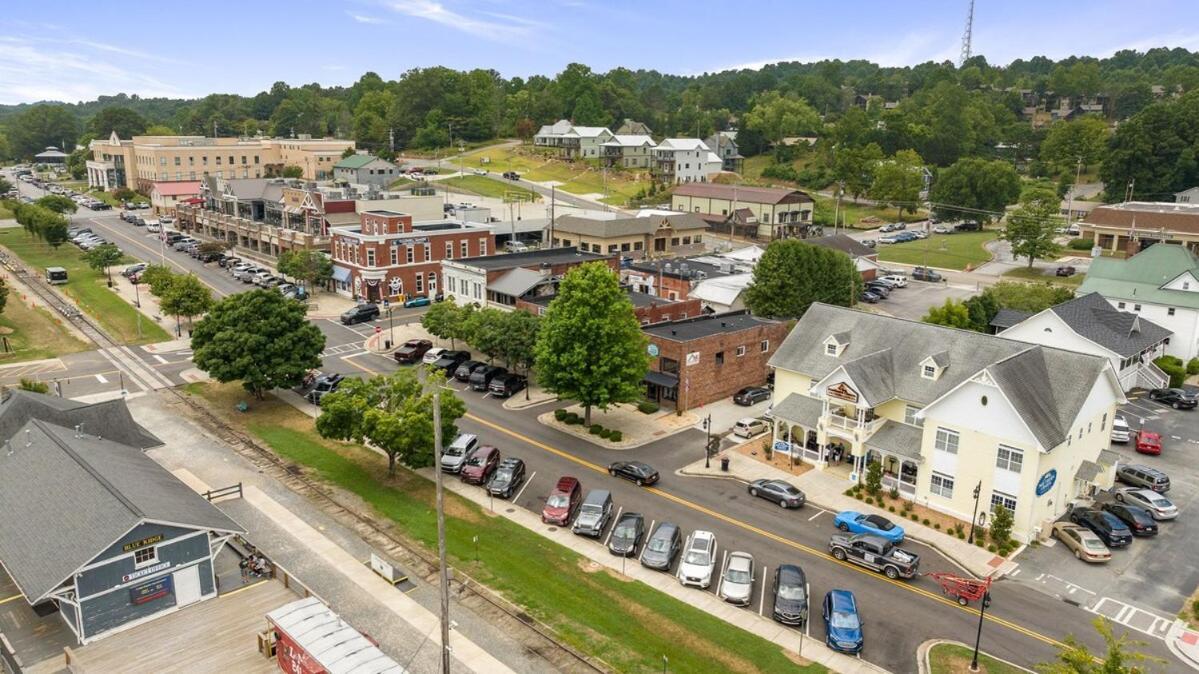 New King Bed, Suite, Downtown Br, Southern Charm Caboose Apartment *