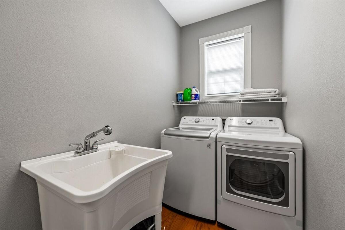 Apartment New King Bed, Suite, Downtown Br, Southern Charm Caboose *