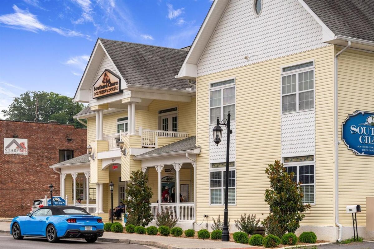 New King Bed, Suite, Downtown Br, Southern Charm Caboose Apartment Blue Ridge