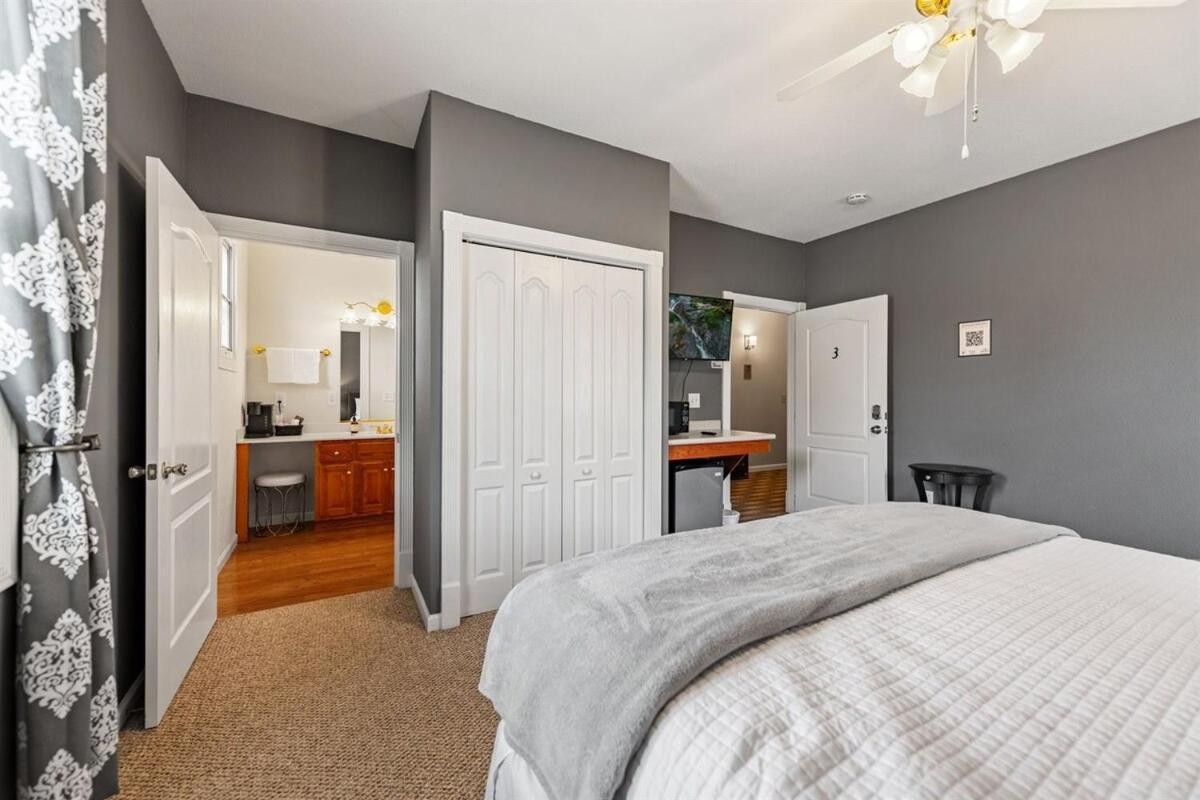 Apartment New King Bed, Suite, Downtown Br, Southern Charm Caboose Blue Ridge