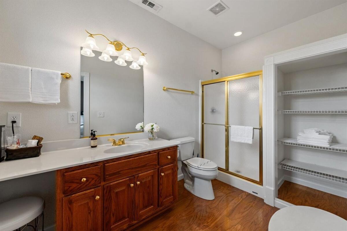 New King Bed, Suite, Downtown Br, Southern Charm Caboose *